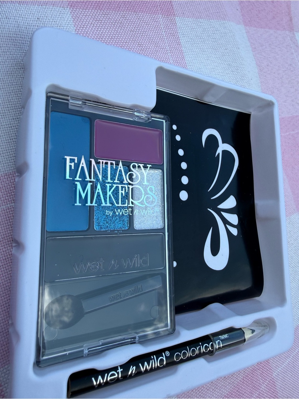 wet n wild Fantasy Makers Blue & Purple Eyeshadow Palette-stencil